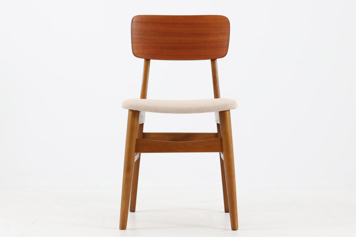 北欧より買い付けたチェアです。北欧を代表するスタンダードデザインで、大きめの背もたれがぴったりと体にフィットします。座面内部は厚めのウレタンで張り替えており座り心地も良好です。