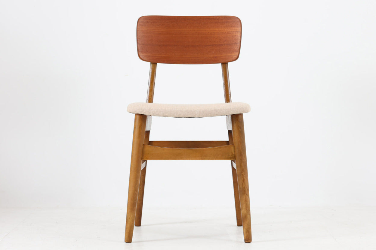 北欧より買い付けたチェアです。北欧を代表するスタンダードデザインで、大きめの背もたれがぴったりと体にフィットします。座面内部は厚めのウレタンで張り替えており座り心地も良好です。