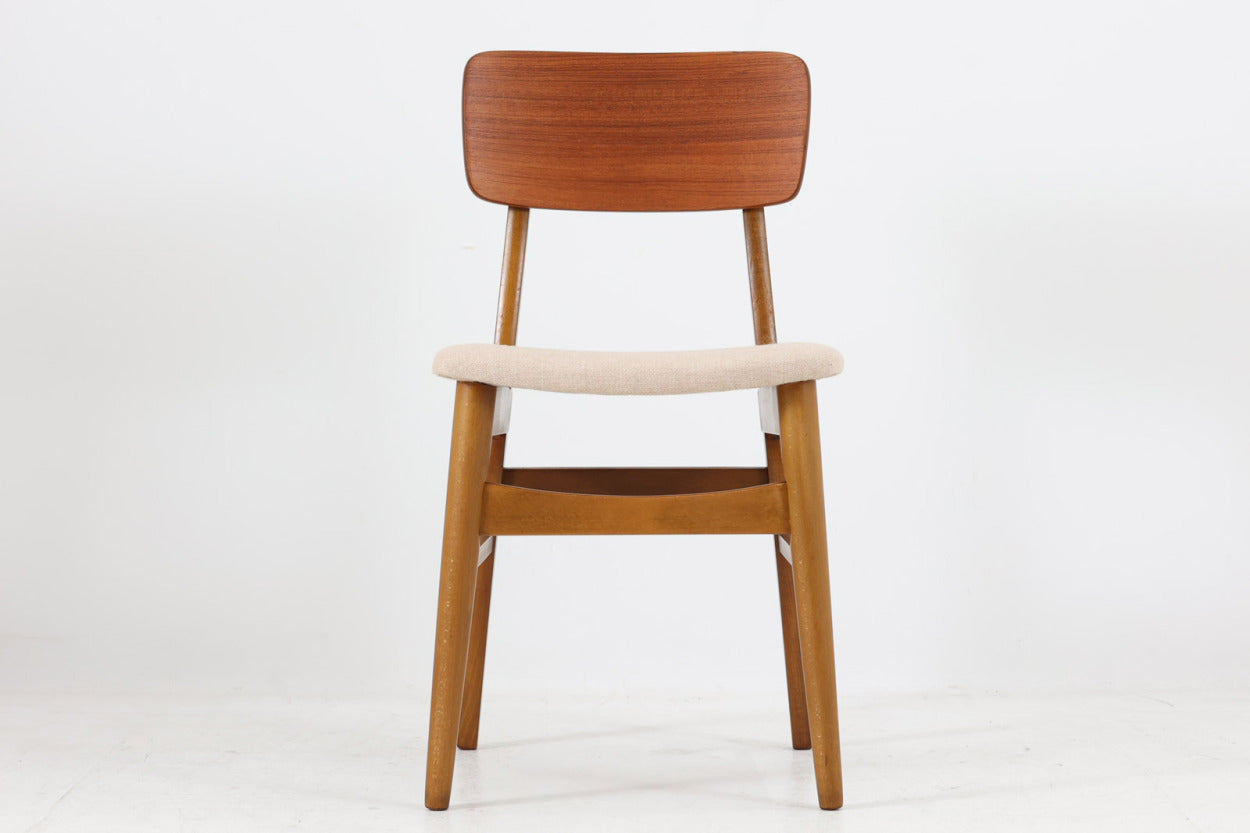 北欧より買い付けたチェアです。北欧を代表するスタンダードデザインで、大きめの背もたれがぴったりと体にフィットします。座面内部は厚めのウレタンで張り替えており座り心地も良好です。