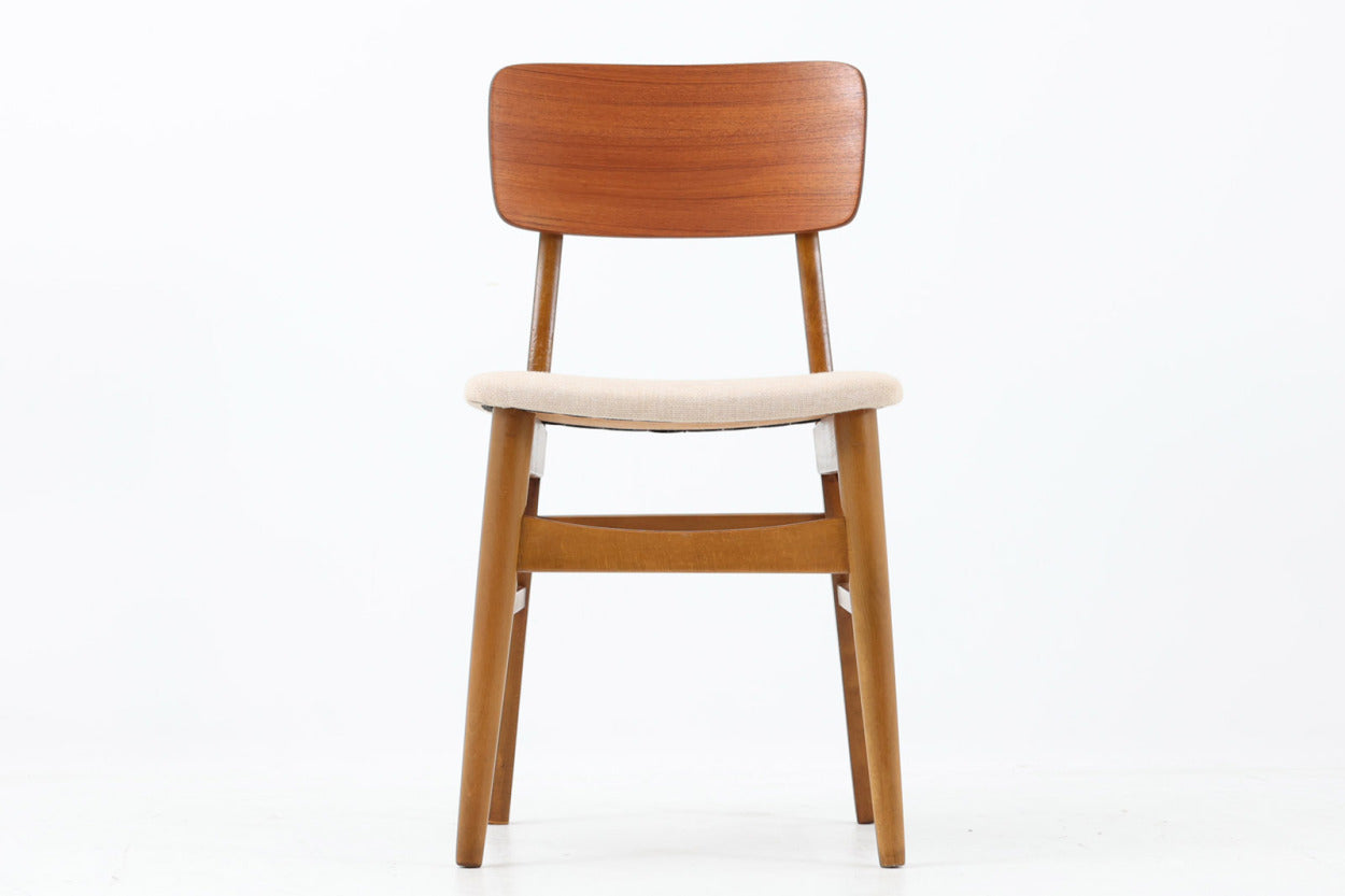 北欧より買い付けたチェアです。北欧を代表するスタンダードデザインで、大きめの背もたれがぴったりと体にフィットします。座面内部は厚めのウレタンで張り替えており座り心地も良好です。