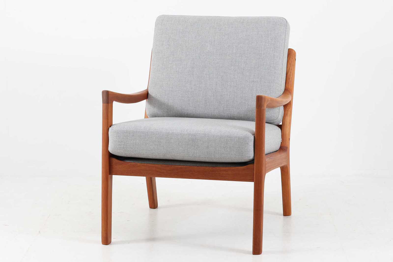 OleWanscherによりデザインされたmodel169シングルソファです。フレームはシンプルながらも、程よい傾斜が掛かっています。丁寧に削りだされたチーク材は色味も良く、ビンテージ品ならではの暖かみを感じさせてくれます。リビングに置いて、ゆったりとしたリラックスタイムはいかがでしょうか。座面と背もたれにスプリングが内包されており座り心地も良好です。