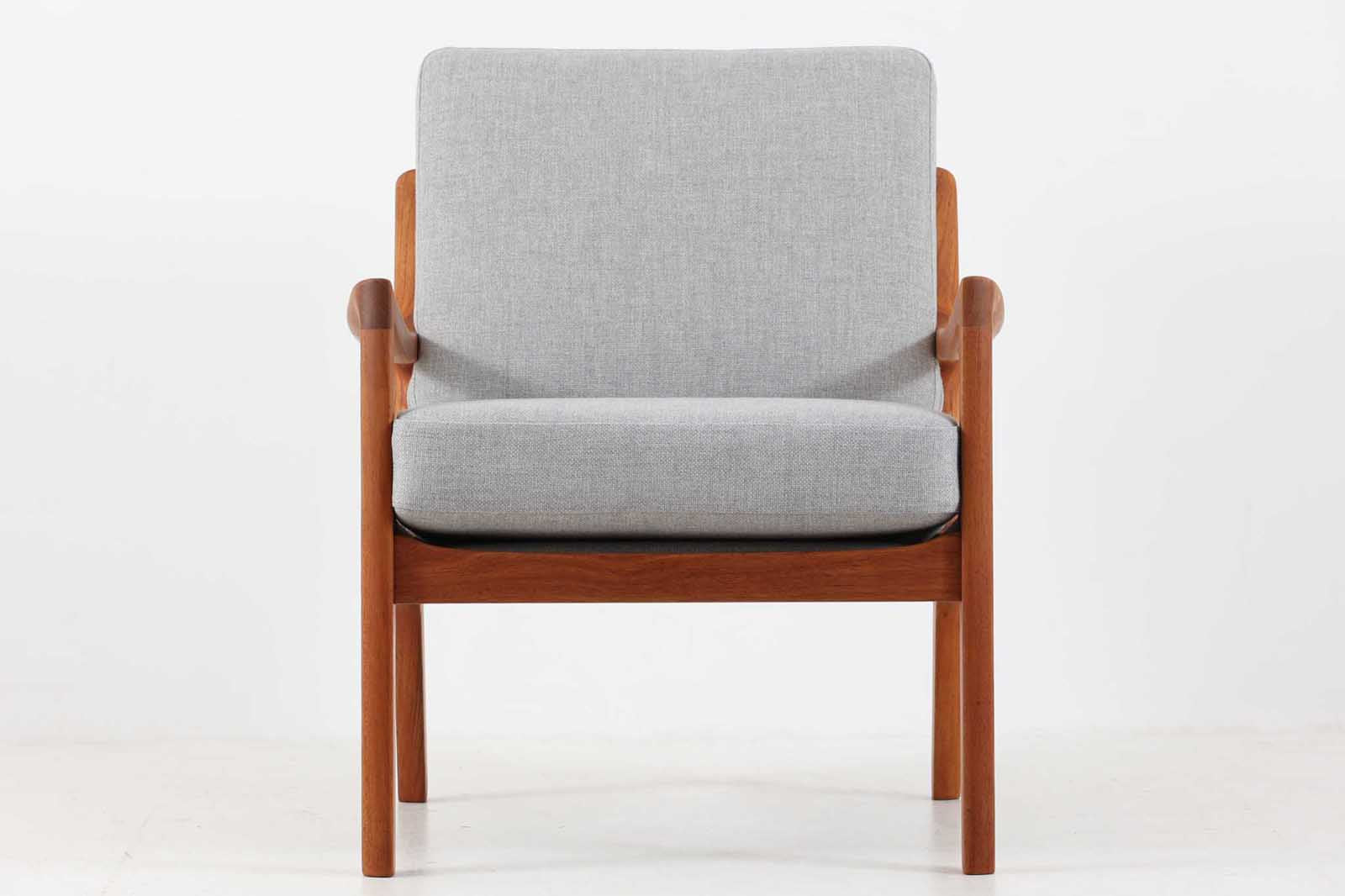 OleWanscherによりデザインされたmodel169シングルソファです。フレームはシンプルながらも、程よい傾斜が掛かっています。丁寧に削りだされたチーク材は色味も良く、ビンテージ品ならではの暖かみを感じさせてくれます。リビングに置いて、ゆったりとしたリラックスタイムはいかがでしょうか。座面と背もたれにスプリングが内包されており座り心地も良好です。