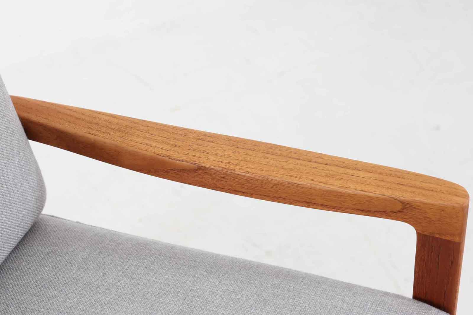 OleWanscherによりデザインされたmodel169シングルソファです。フレームはシンプルながらも、程よい傾斜が掛かっています。丁寧に削りだされたチーク材は色味も良く、ビンテージ品ならではの暖かみを感じさせてくれます。リビングに置いて、ゆったりとしたリラックスタイムはいかがでしょうか。座面と背もたれにスプリングが内包されており座り心地も良好です。
