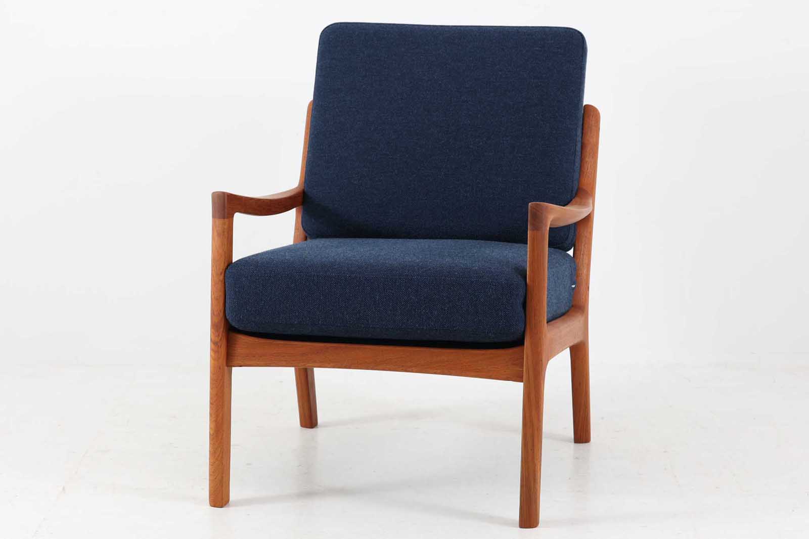 OleWanscherによりデザインされたmodel169シングルソファです。フレームはシンプルながらも、程よい傾斜が掛かっています。丁寧に削りだされたチーク材は色味も良く、ビンテージ品ならではの暖かみを感じさせてくれます。リビングに置いて、ゆったりとしたリラックスタイムはいかがでしょうか。座面と背もたれにスプリングが内包されており座り心地も良好です。