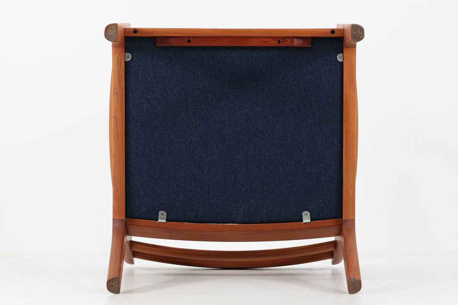 OleWanscherによりデザインされたmodel169シングルソファです。フレームはシンプルながらも、程よい傾斜が掛かっています。丁寧に削りだされたチーク材は色味も良く、ビンテージ品ならではの暖かみを感じさせてくれます。リビングに置いて、ゆったりとしたリラックスタイムはいかがでしょうか。座面と背もたれにスプリングが内包されており座り心地も良好です。