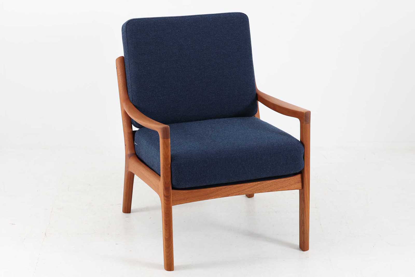 OleWanscherによりデザインされたmodel169シングルソファです。フレームはシンプルながらも、程よい傾斜が掛かっています。丁寧に削りだされたチーク材は色味も良く、ビンテージ品ならではの暖かみを感じさせてくれます。リビングに置いて、ゆったりとしたリラックスタイムはいかがでしょうか。座面と背もたれにスプリングが内包されており座り心地も良好です。