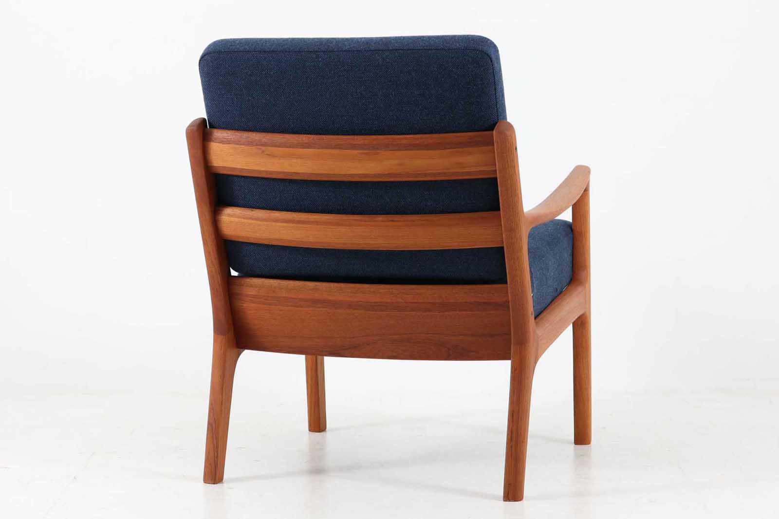 OleWanscherによりデザインされたmodel169シングルソファです。フレームはシンプルながらも、程よい傾斜が掛かっています。丁寧に削りだされたチーク材は色味も良く、ビンテージ品ならではの暖かみを感じさせてくれます。リビングに置いて、ゆったりとしたリラックスタイムはいかがでしょうか。座面と背もたれにスプリングが内包されており座り心地も良好です。