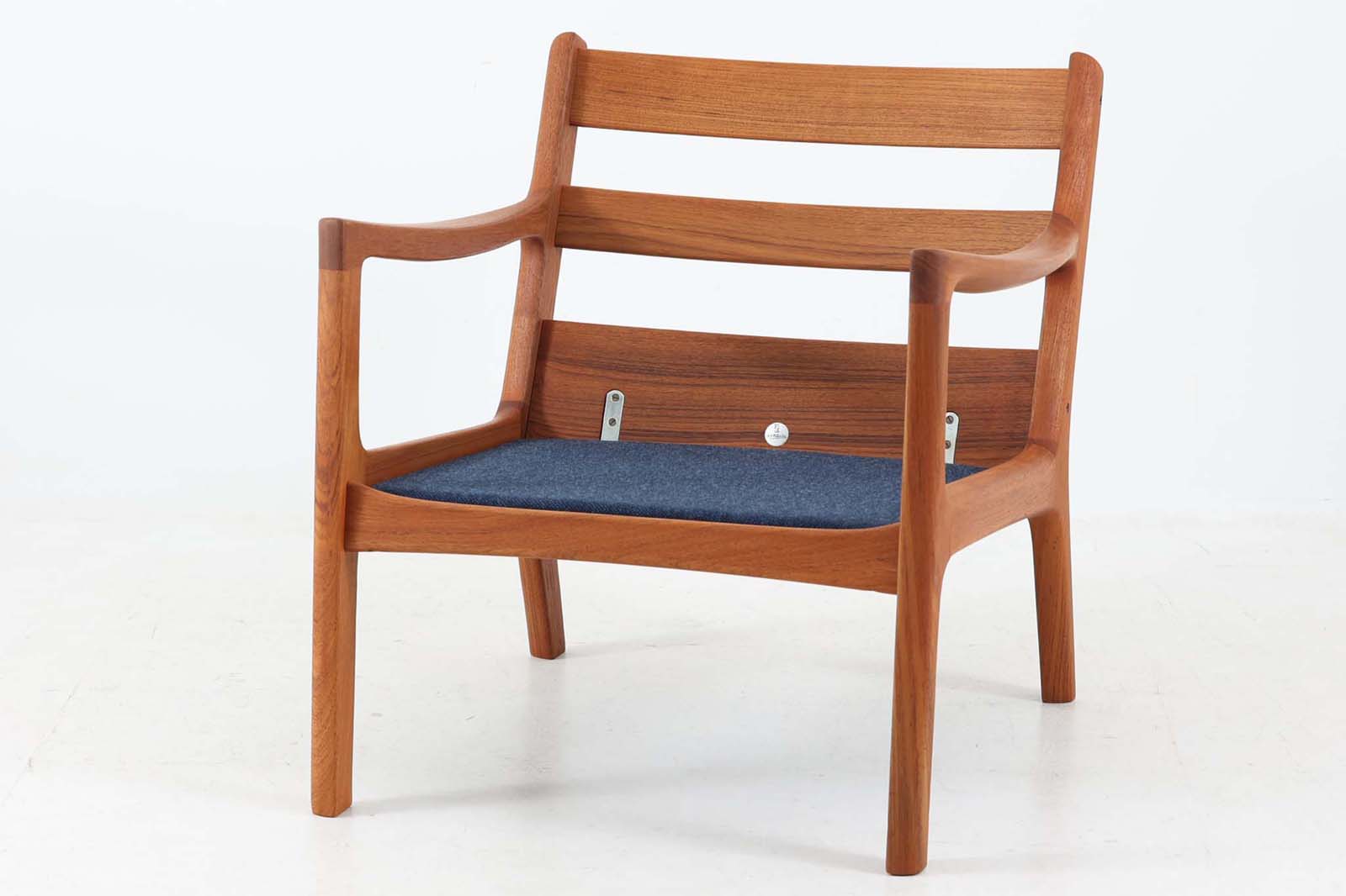 OleWanscherによりデザインされたmodel169シングルソファです。フレームはシンプルながらも、程よい傾斜が掛かっています。丁寧に削りだされたチーク材は色味も良く、ビンテージ品ならではの暖かみを感じさせてくれます。リビングに置いて、ゆったりとしたリラックスタイムはいかがでしょうか。座面と背もたれにスプリングが内包されており座り心地も良好です。