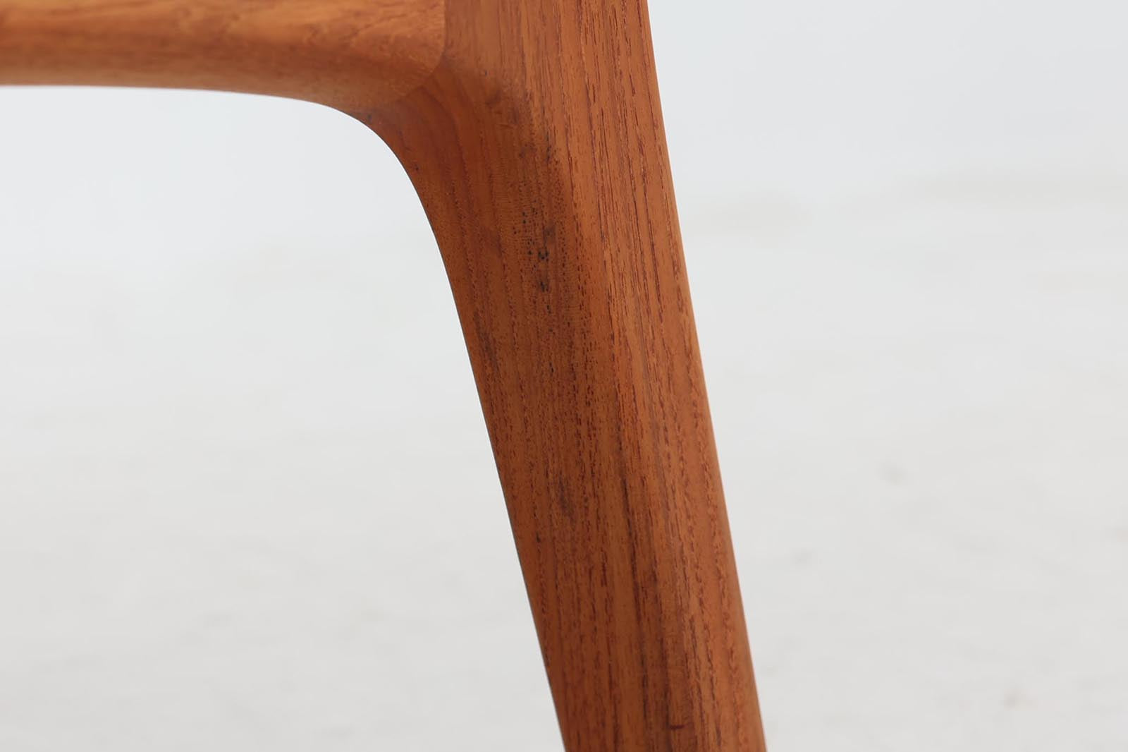 OleWanscherによりデザインされたmodel169シングルソファです。フレームはシンプルながらも、程よい傾斜が掛かっています。丁寧に削りだされたチーク材は色味も良く、ビンテージ品ならではの暖かみを感じさせてくれます。リビングに置いて、ゆったりとしたリラックスタイムはいかがでしょうか。座面と背もたれにスプリングが内包されており座り心地も良好です。