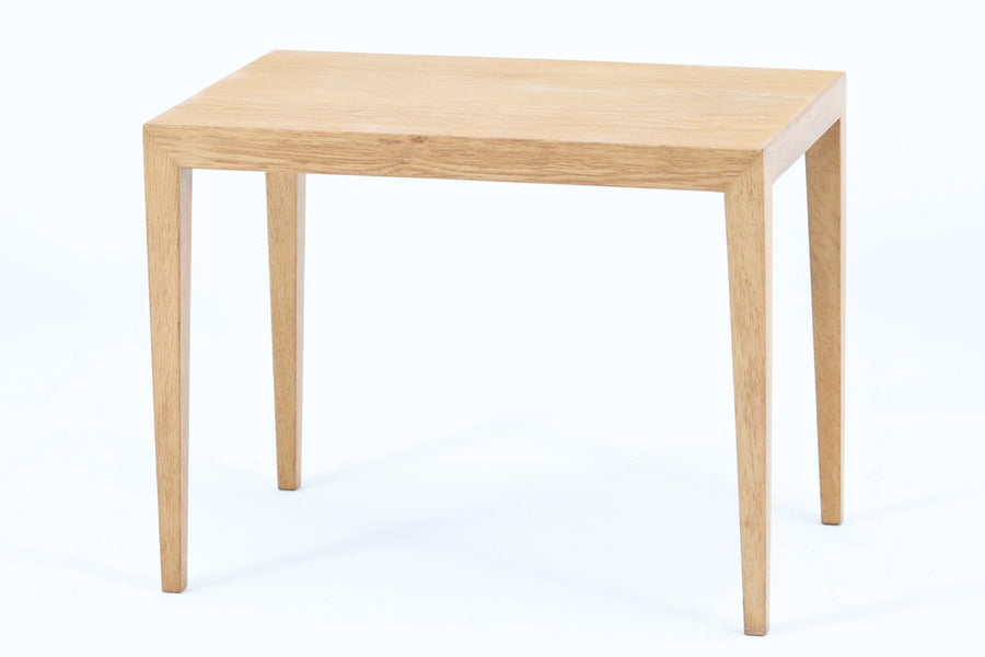 北欧より買い付けたサイドテーブルです。天板と脚の角はトメ加工が施されています。SeverinHansenJr.の代表的なデザインです。オーク材の希少なモデルです。