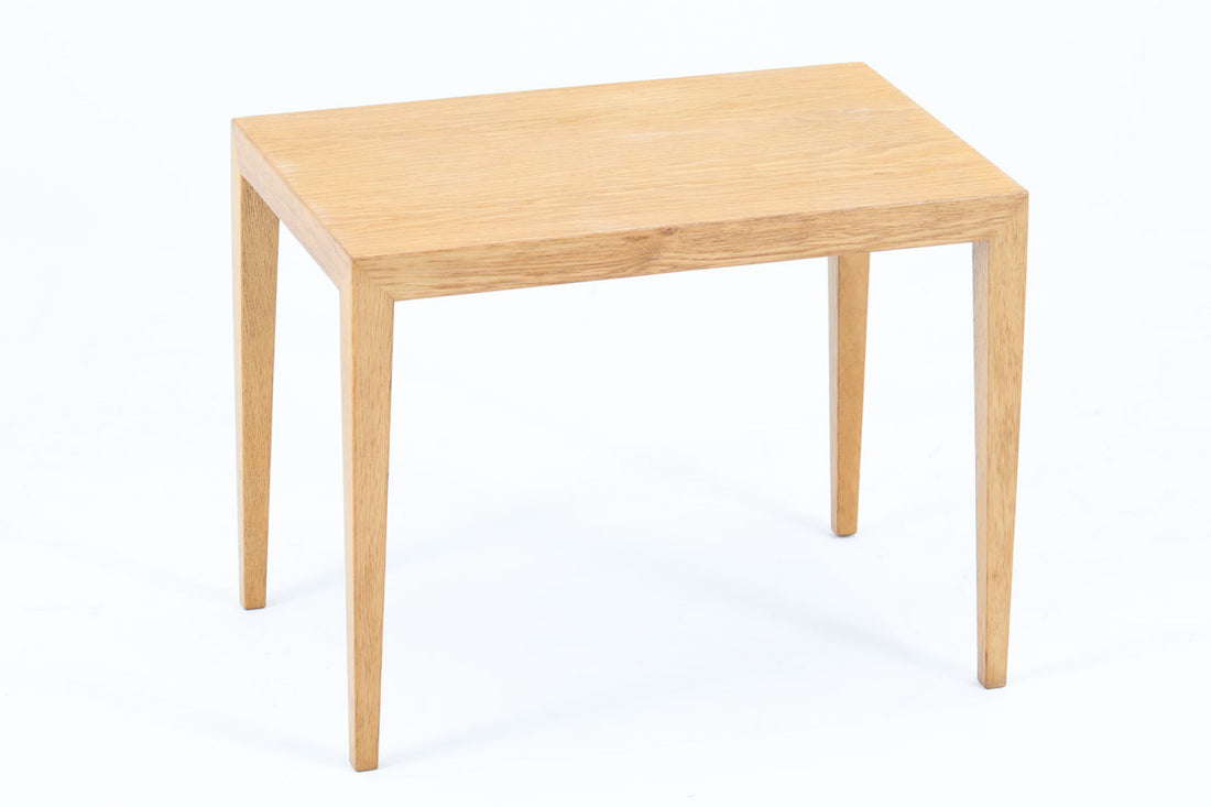 北欧より買い付けたサイドテーブルです。天板と脚の角はトメ加工が施されています。SeverinHansenJr.の代表的なデザインです。オーク材の希少なモデルです。