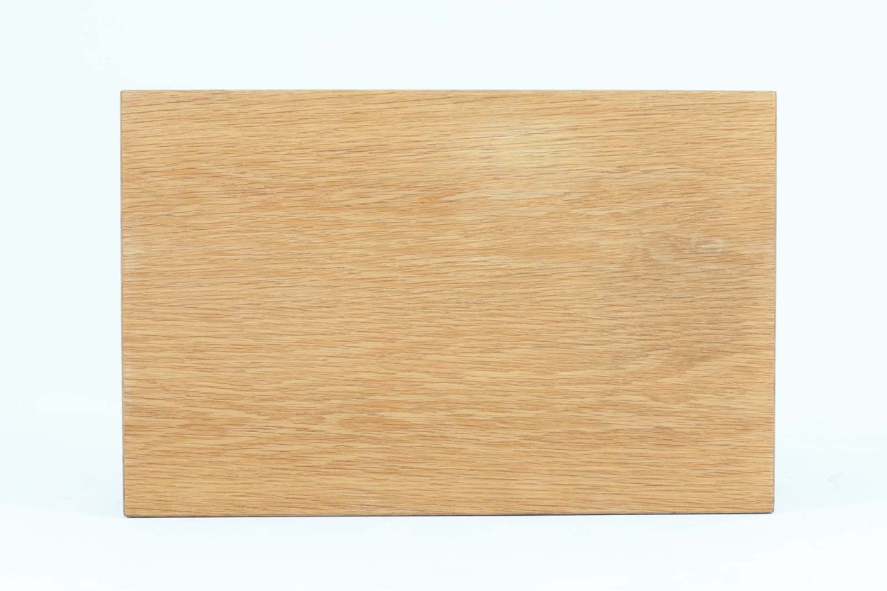 北欧より買い付けたサイドテーブルです。天板と脚の角はトメ加工が施されています。SeverinHansenJr.の代表的なデザインです。オーク材の希少なモデルです。