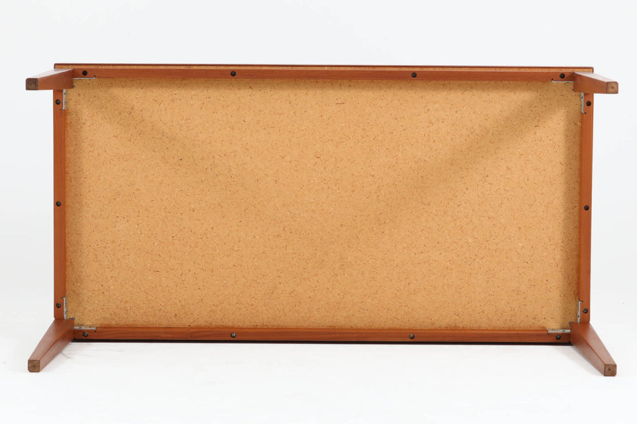 可愛らしいタイルが特徴的なセンターテーブルです。タイプトップは見た目だけでなく熱い物を直接置けますので使い勝手も良さそうです。脚と本体幕板との間の段差にそれぞれ個体差がございます。使用には問題ございませんがご了承の上ご検討ください。少しお安くしております。