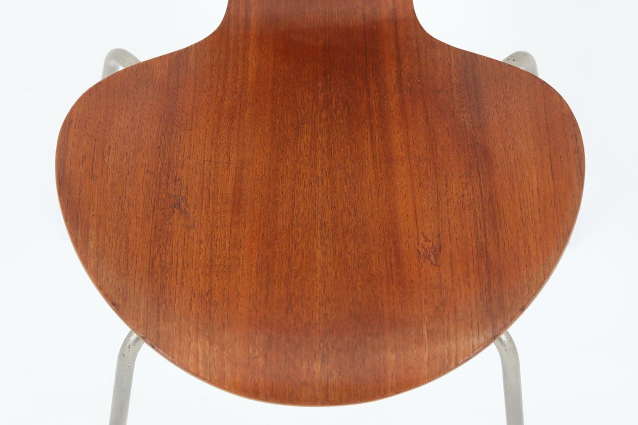 北欧より買い付けました。ArneJacobsenデザインの「モスキートチェア」です。復刻されておらず、現在はビンテージ品でのみ入手可能です。座面裏の刻印はビンテージ品ならではのメタルカバーです。