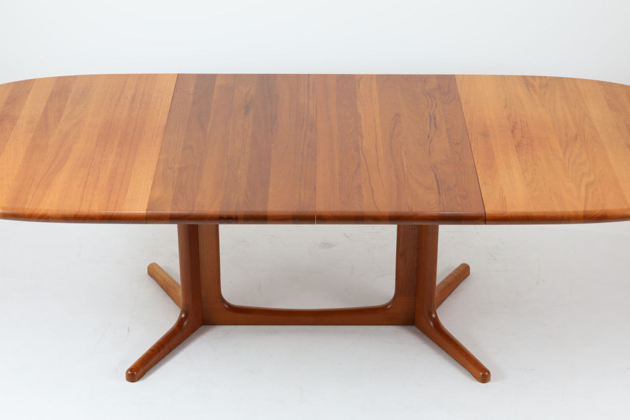 北欧より買い付けました。チーク無垢材が贅沢に使用されたダイニングテーブルです。本体には拡張板が収納されており、用途によって幅をさらに大きくすることが可能です。脚の取り外しが難しいため、取り付けた状態でお届けいたします。大型商品となりますので、搬入経路を十分にご確認くださいませ。