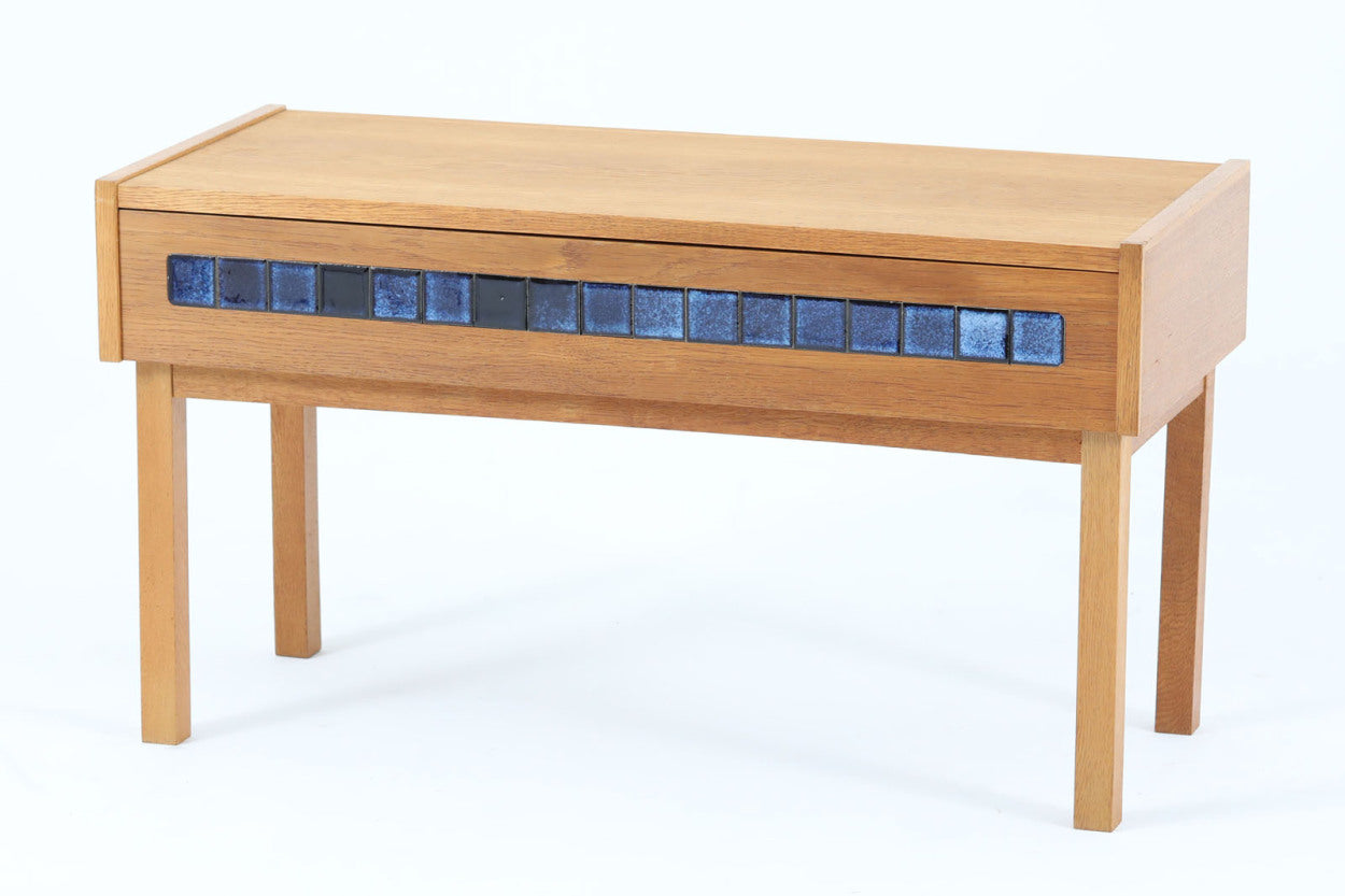 こちらは、北欧より買い付けたワイドチェストです。優れた品質のオーク材を本体に使用し、引き出し前板には鮮やかなブルーのタイルが施されており、デザインのアクセントとなっています。また、左右に取り付けられた細身の脚が、全体に洗練された印象を与えています。幅80cmのワイドサイズなので、ローボードやセンターテーブルとしてもお使いいただけます。