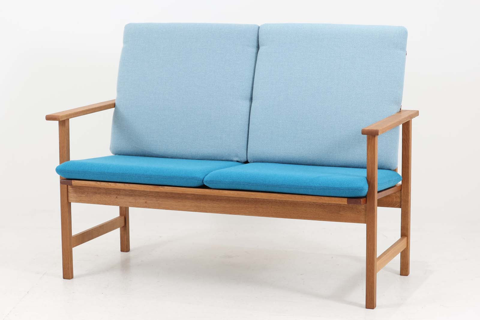 日本でも人気が高いボーエ・モーエンセンによる、"model2259"です。シンプルなデザインと強度と快適性を両立させた、軽量な四角形のフレームが特徴的です。良質なオーク材が使用されています。