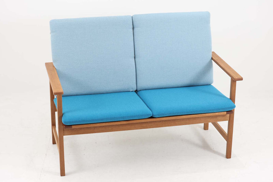日本でも人気が高いボーエ・モーエンセンによる、"model2259"です。シンプルなデザインと強度と快適性を両立させた、軽量な四角形のフレームが特徴的です。良質なオーク材が使用されています。