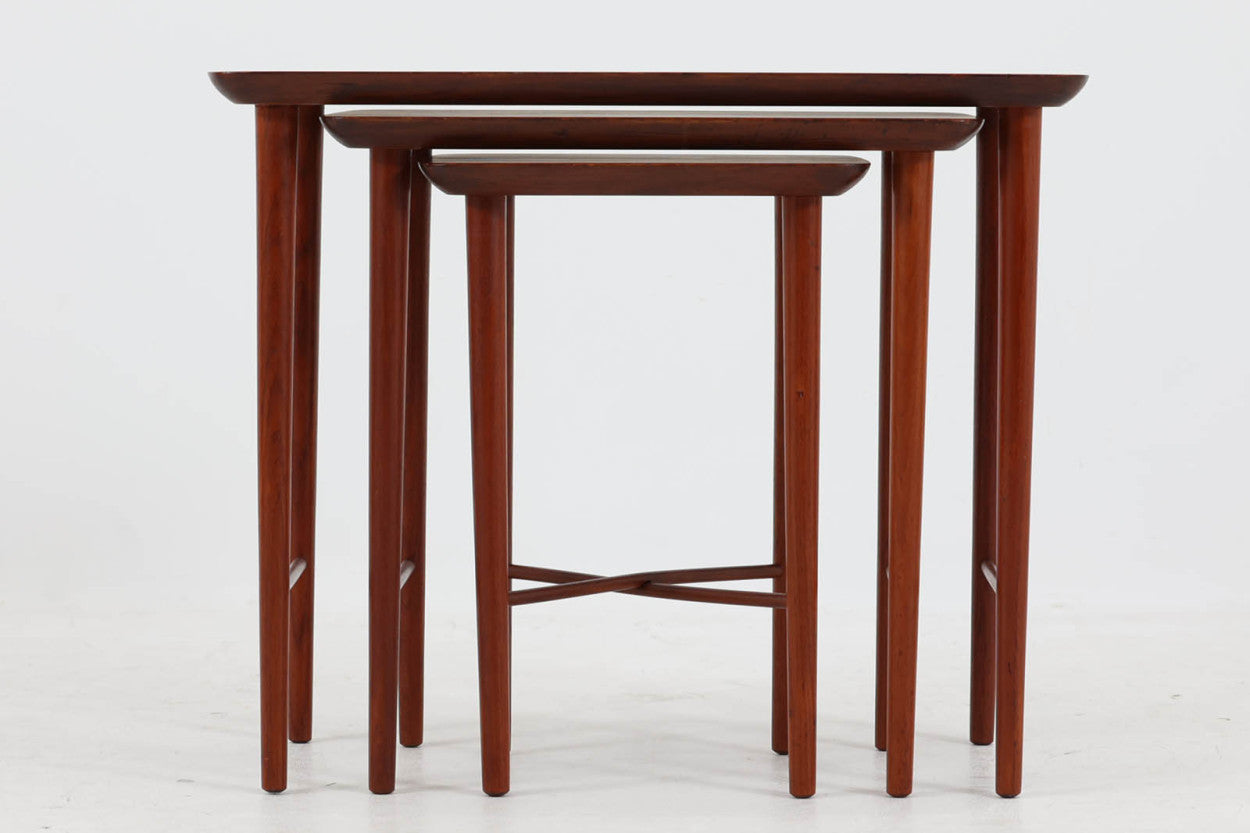 北欧より買い付けたネストテーブルです。シンプルなデザインで、天板には良質なチーク材が贅沢に使用されています。使わない時はすっきりと収納出来る、北欧のスタンダードアイテムです。