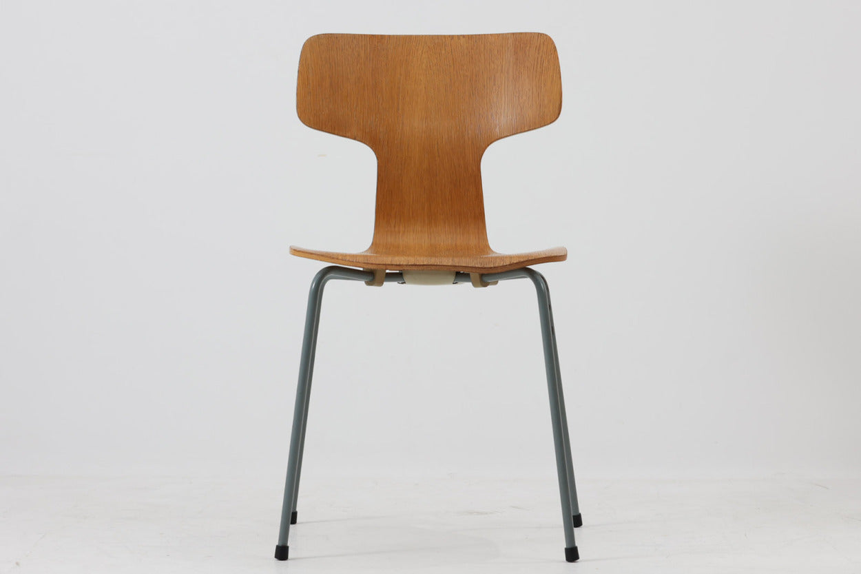 北欧より買い付けました。ArneJacobsenデザインの「Ｔチェア」です。正しく座れる様に子供用にデザインされています。現在は生産されていない為、ビンテージ品のみ入手可能です。希少なオーク材のモデルです。