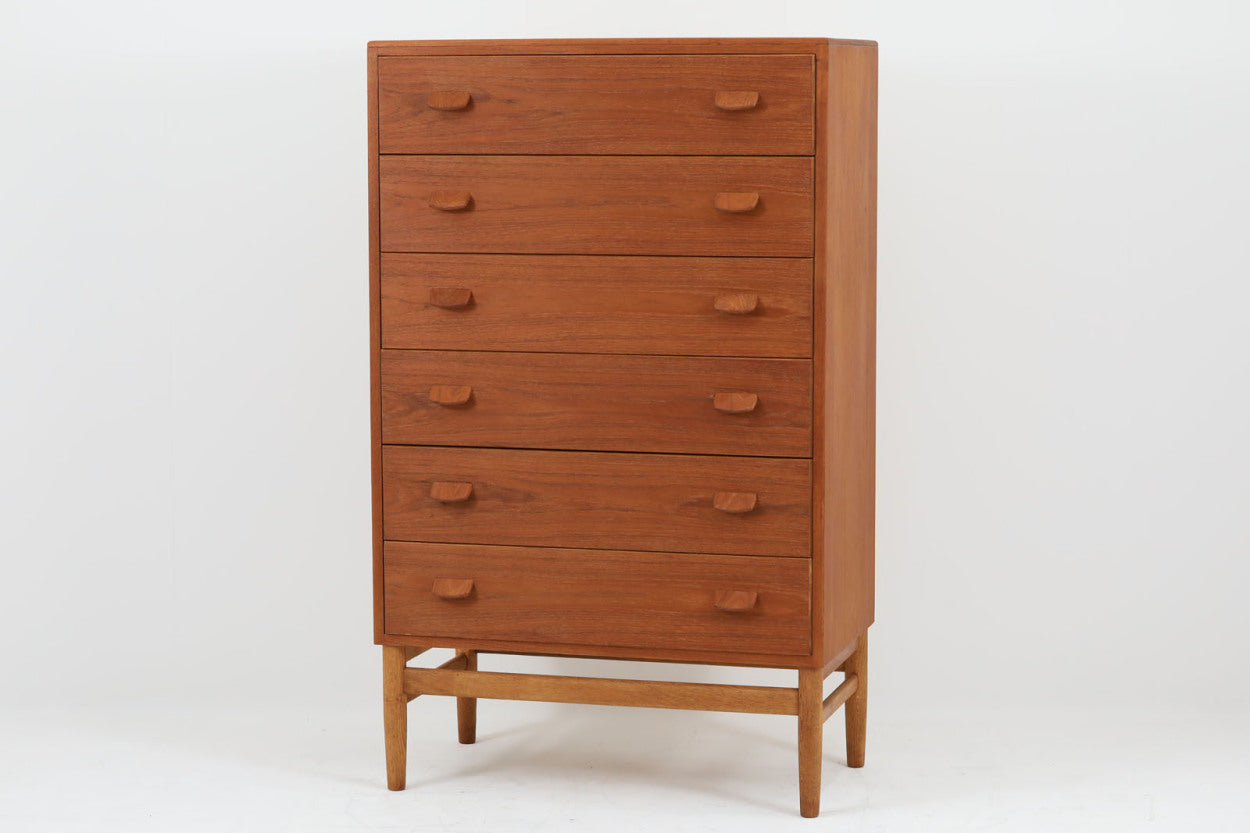 北欧より買い付けた6段チェストです。グリップ感の良い取手が特徴的です。輸送中に割れやすいデリケートなデザインですが綺麗な状態で入荷しております。チーク材とオーク材の組み合わせも素敵で北欧家具ならではのクオリティーの高い作品です。