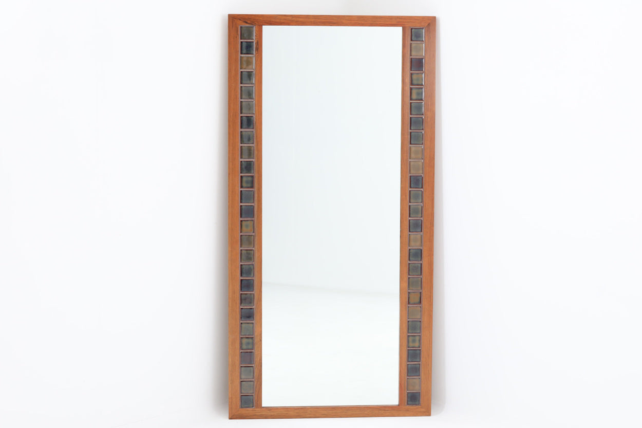 北欧より買い付けたビンテージミラーです。希少なローズウッド材フレームに淡い色味のタイルが使用されており、落ち着いた雰囲気を感じさせてくれます。