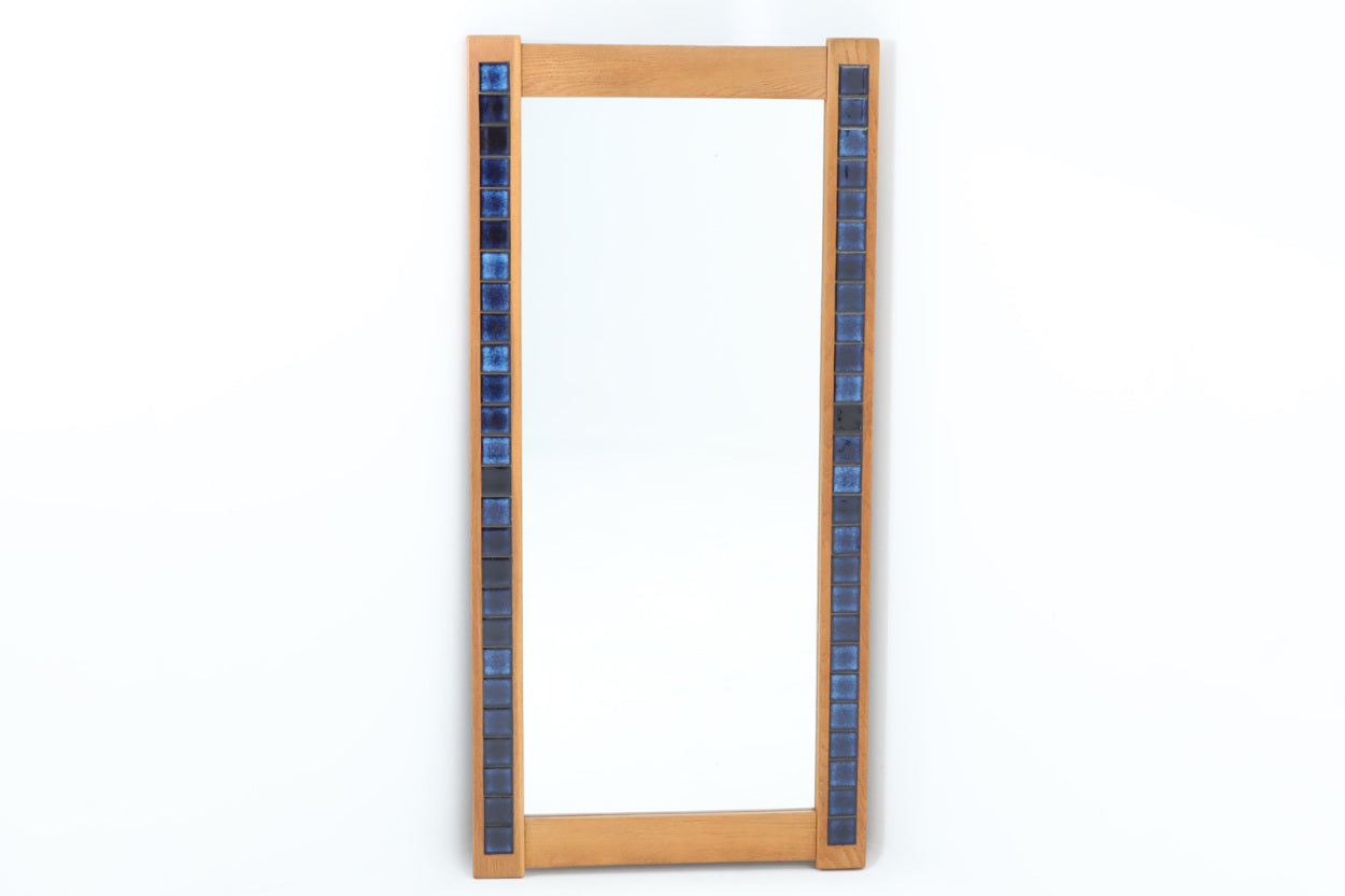 北欧より買い付けたビンテージミラーです。希少なオーク材フレームに淡い色味のタイルが使用されており、落ち着いた雰囲気を感じさせてくれます。