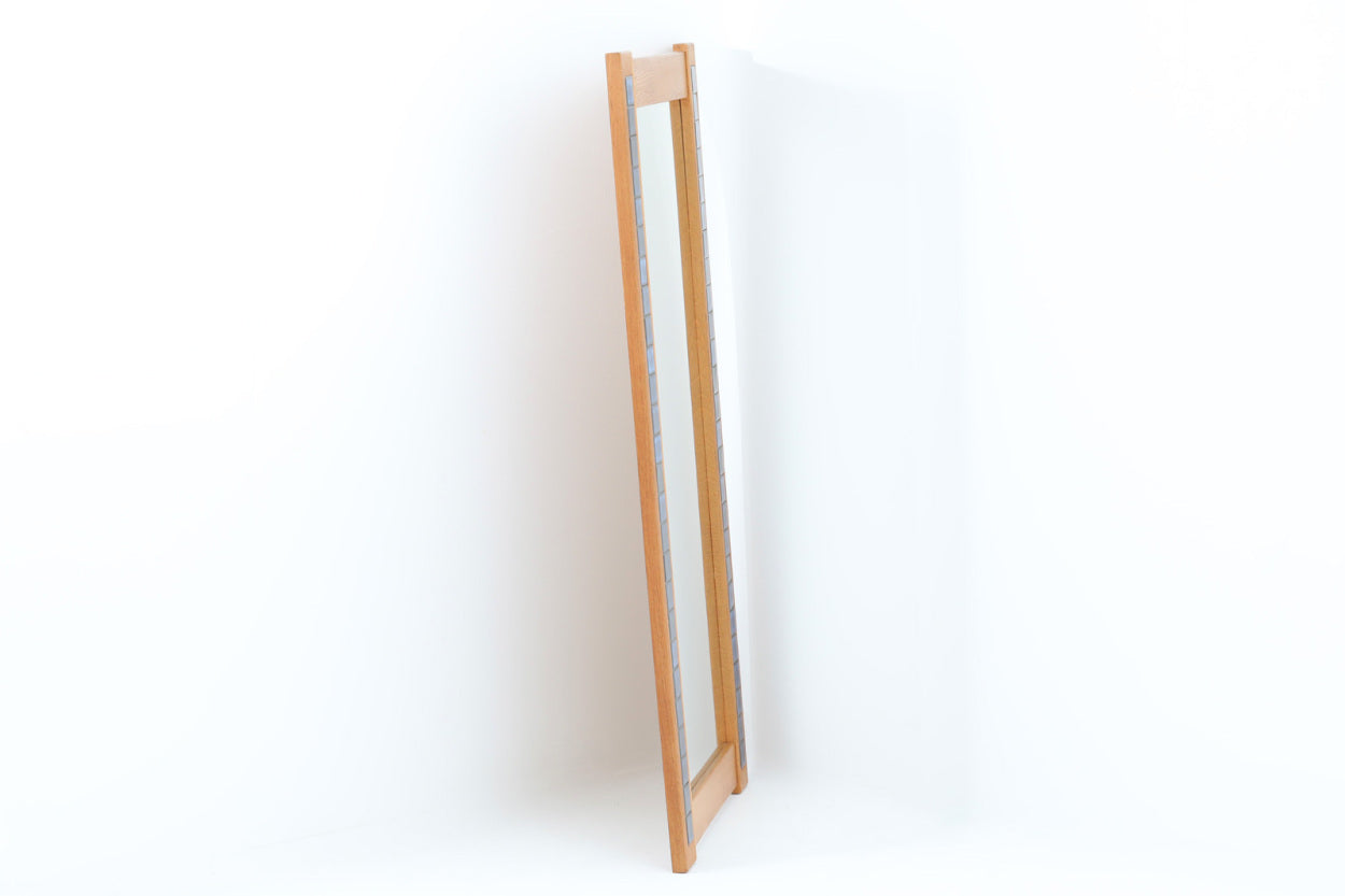 北欧より買い付けたビンテージミラーです。希少なオーク材フレームに淡い色味のタイルが使用されており、落ち着いた雰囲気を感じさせてくれます。