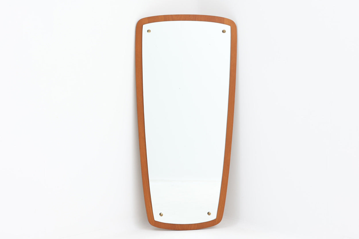 北欧より買い付けたビンテージミラーです。フレームにはチーク無垢材が贅沢に使用されています。鏡の厚みは5mmで重量がございますので立て掛けてご使用ください。