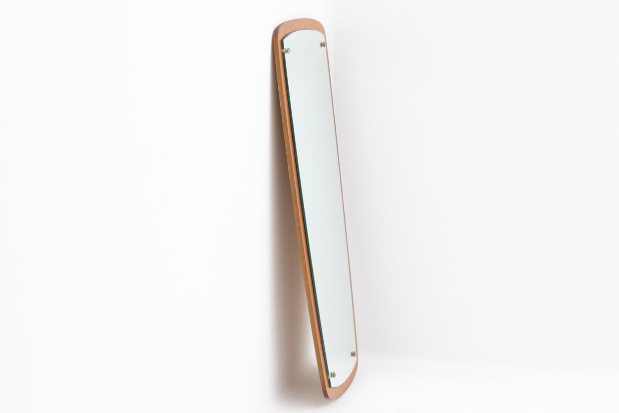 北欧より買い付けたビンテージミラーです。フレームにはチーク無垢材が贅沢に使用されています。鏡の厚みは5mmで重量がございますので立て掛けてご使用ください。