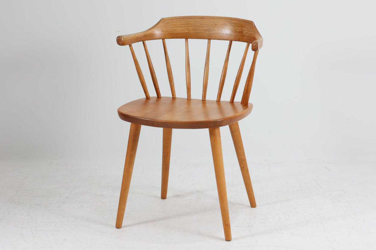 北欧より買い付けたスモーランドチェアです。Swedese社の創始者YngveEkstromと現存するスウェーデンの老舗ブランドStolab社との作品で、ウィンザー調の素敵なデザインです。