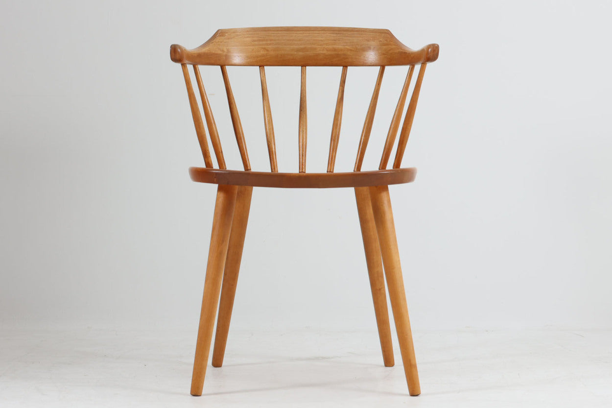 北欧より買い付けたスモーランドチェアです。Swedese社の創始者YngveEkstromと現存するスウェーデンの老舗ブランドStolab社との作品で、ウィンザー調の素敵なデザインです。