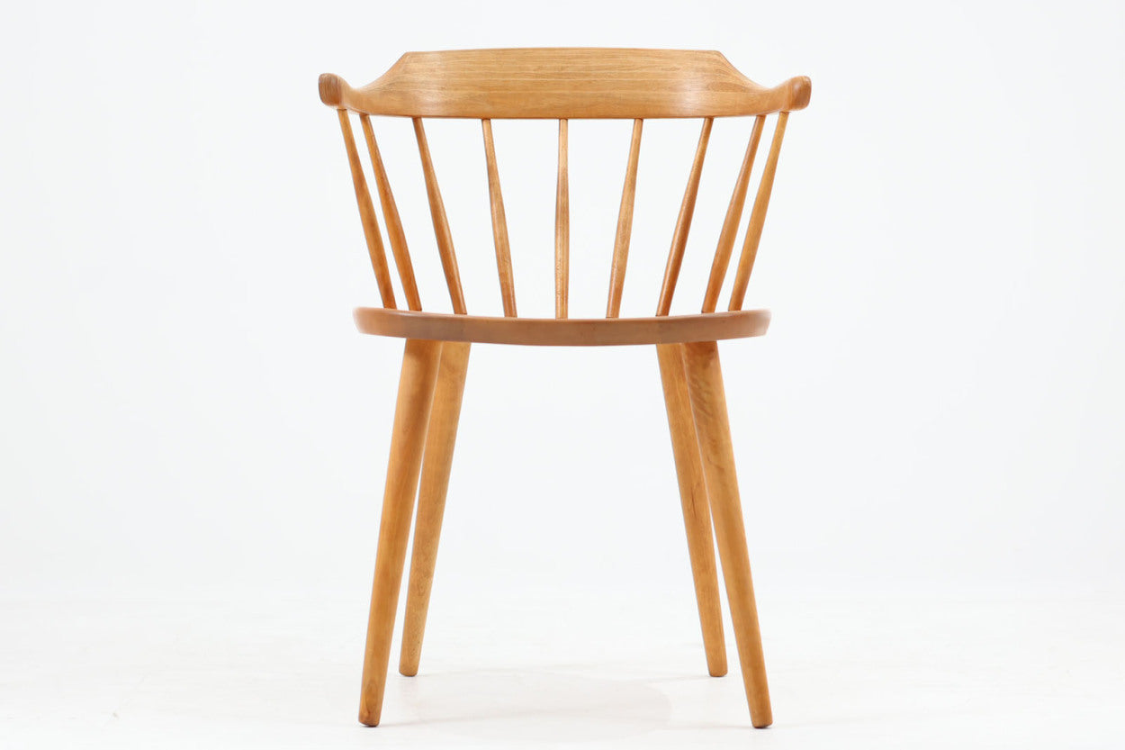 北欧より買い付けたスモーランドチェアです。Swedese社の創始者YngveEkstromと現存するスウェーデンの老舗ブランドStolab社との作品で、ウィンザー調の素敵なデザインです。