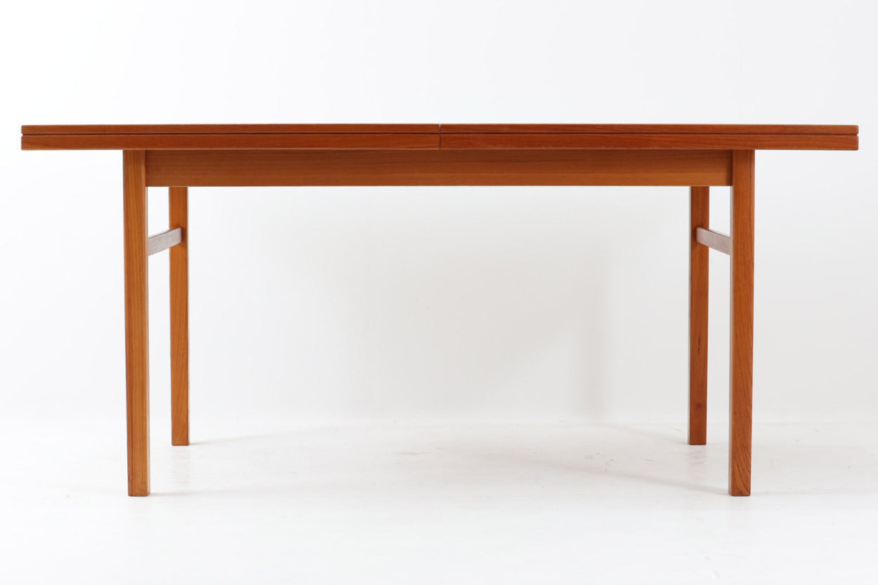 北欧より買い付けたエクステンションダイニングテーブルです。中央に拡張板が収納された珍しいモデルです。スウェーデンの伝統的な主要家具産地「Tibro」で作成されておりクオリティーの高い商品です。幅は160cmと大型なため広々とご使用いただけます。本体は良質なチーク材が使用されています。