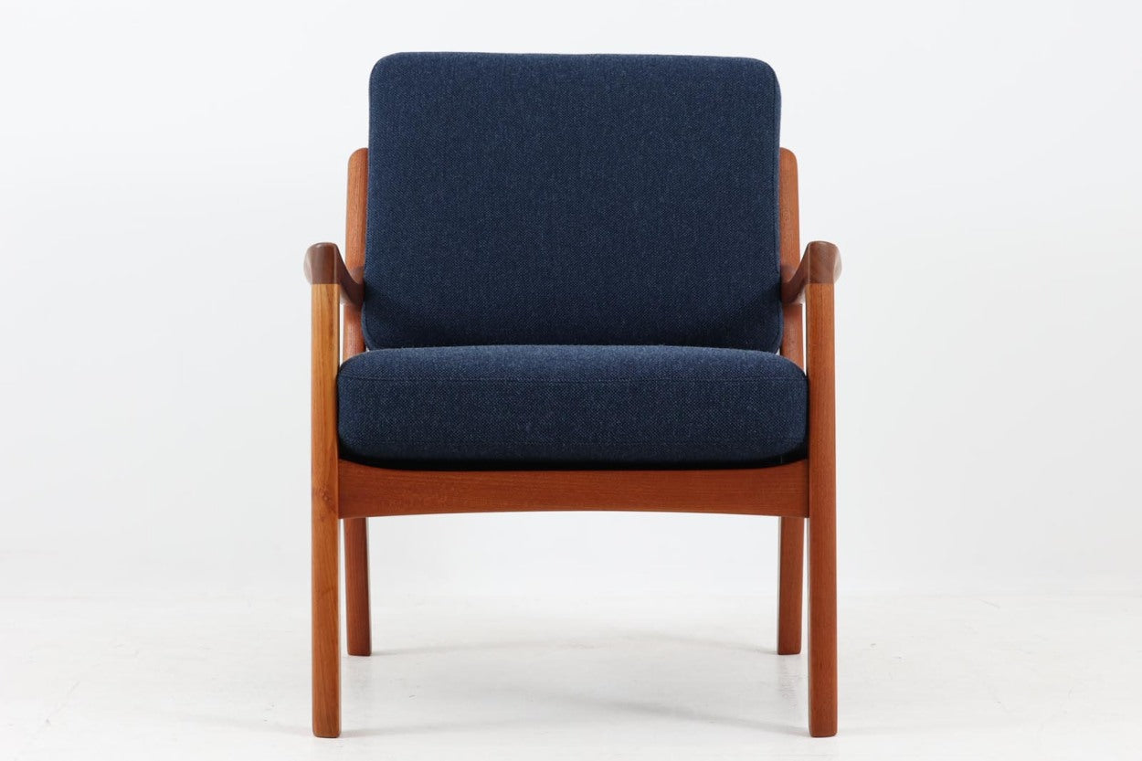 OleWanscherによりデザインされたmodel169シングルソファです。フレームはシンプルながらも、程よい傾斜が掛かっています。丁寧に削りだされたチーク材は色味も良く、ビンテージ品ならではの暖かみを感じさせてくれます。リビングに置いて、ゆったりとしたリラックスタイムはいかがでしょうか。座面と背もたれにスプリングが内包されており座り心地も良好です。