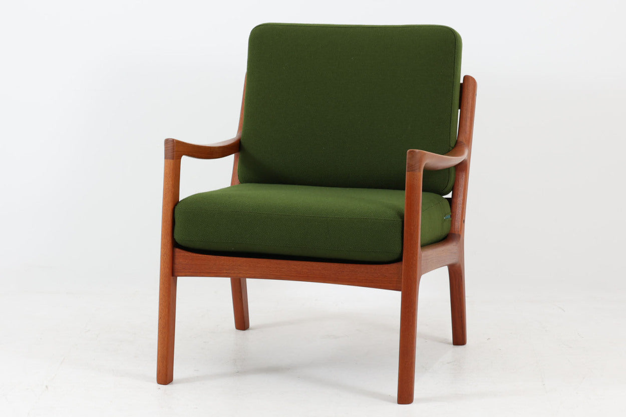 OleWanscherによりデザインされたmodel169シングルソファです。フレームはシンプルながらも、程よい傾斜が掛かっています。丁寧に削りだされたチーク材は色味も良く、ビンテージ品ならではの暖かみを感じさせてくれます。リビングに置いて、ゆったりとしたリラックスタイムはいかがでしょうか。座面と背もたれにスプリングが内包されており座り心地も良好です。