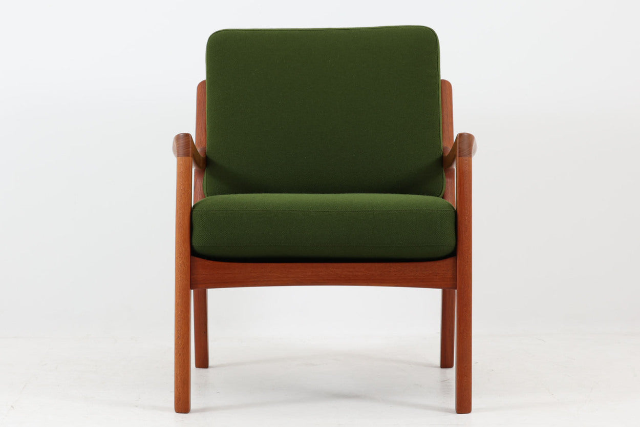 OleWanscherによりデザインされたmodel169シングルソファです。フレームはシンプルながらも、程よい傾斜が掛かっています。丁寧に削りだされたチーク材は色味も良く、ビンテージ品ならではの暖かみを感じさせてくれます。リビングに置いて、ゆったりとしたリラックスタイムはいかがでしょうか。座面と背もたれにスプリングが内包されており座り心地も良好です。