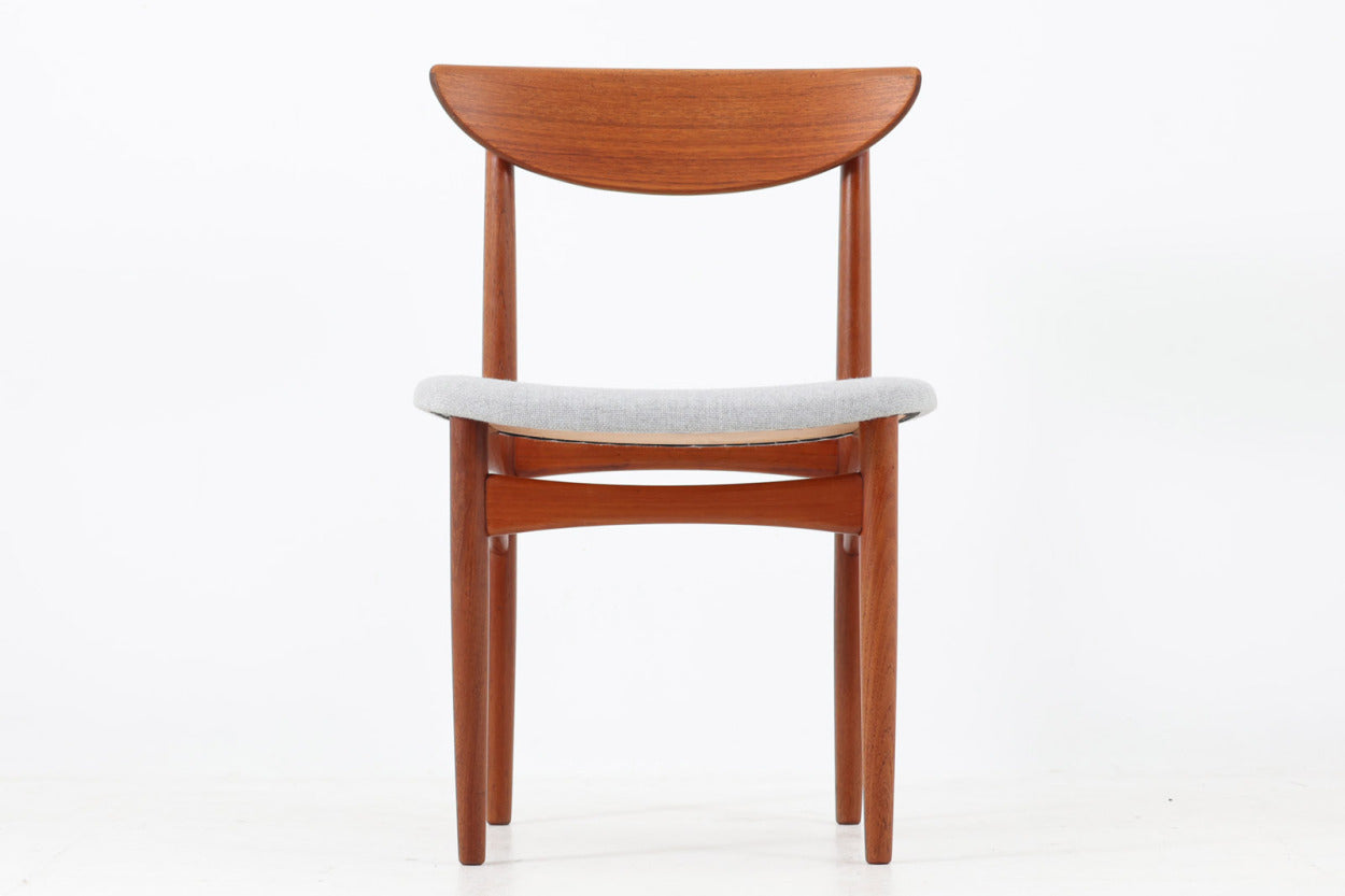 KurtOstervigによるチェアです。座面の位置が少し前、側幕板は後脚の少し下側へととりつけられており、座面が浮いた様なすっきりとした印象を受けます。良質なチーク材が使用されており、重厚な背板は座り心地も良く、現地デンマークでも見かける事が少ない希少な逸品です。