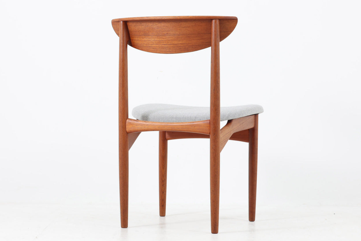 KurtOstervigによるチェアです。座面の位置が少し前、側幕板は後脚の少し下側へととりつけられており、座面が浮いた様なすっきりとした印象を受けます。良質なチーク材が使用されており、重厚な背板は座り心地も良く、現地デンマークでも見かける事が少ない希少な逸品です。