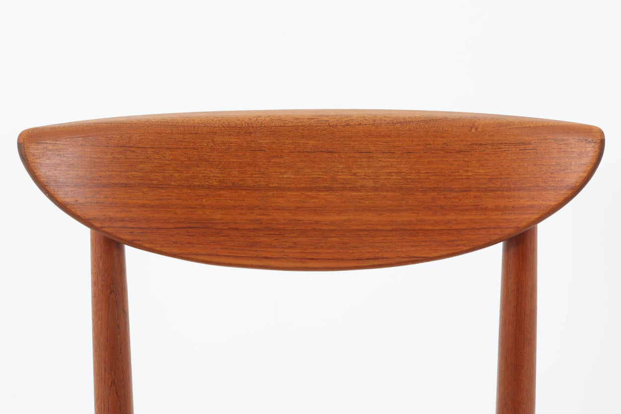 KurtOstervigによるチェアです。座面の位置が少し前、側幕板は後脚の少し下側へととりつけられており、座面が浮いた様なすっきりとした印象を受けます。良質なチーク材が使用されており、重厚な背板は座り心地も良く、現地デンマークでも見かける事が少ない希少な逸品です。