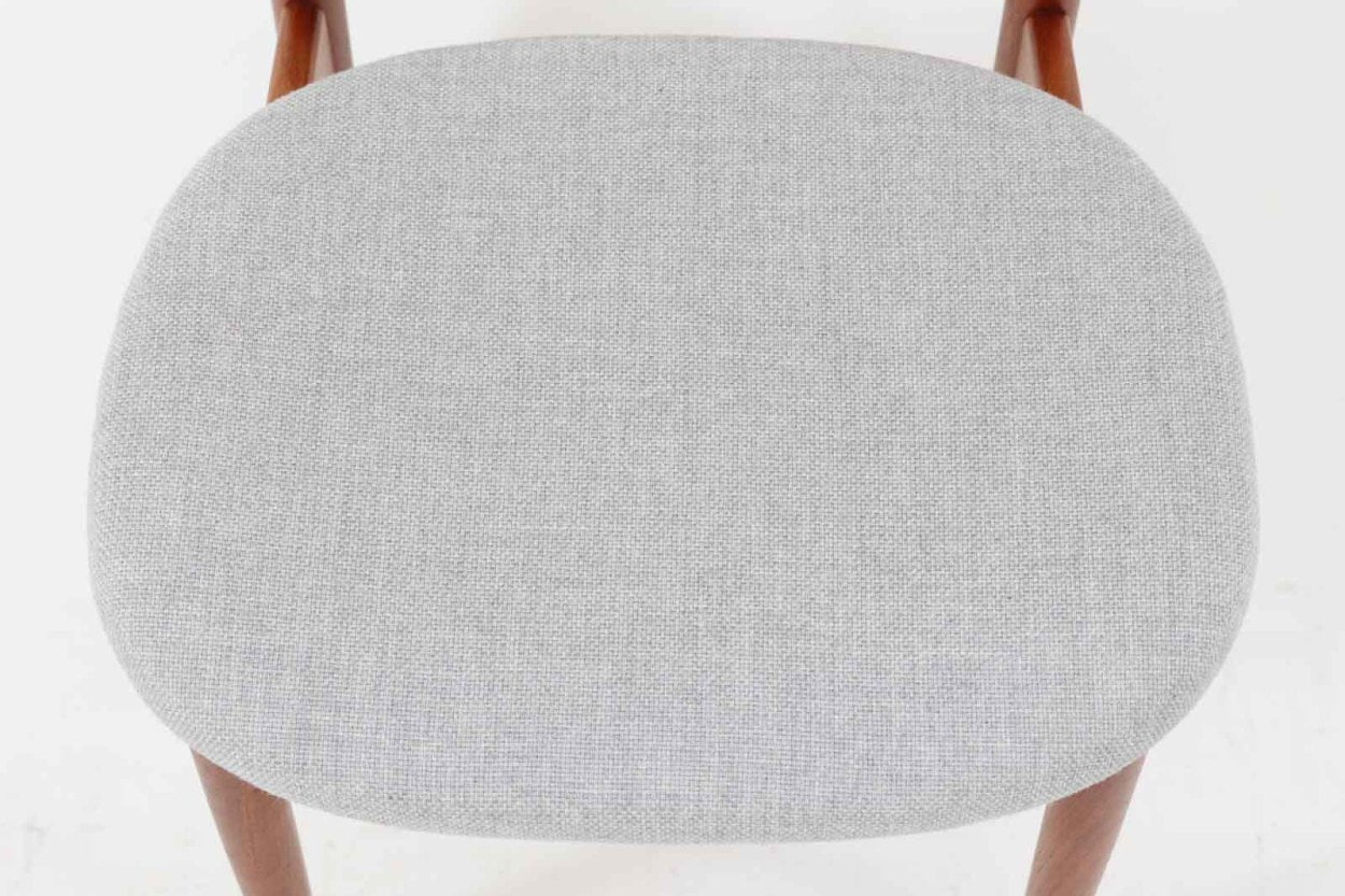 KurtOstervigによるチェアです。座面の位置が少し前、側幕板は後脚の少し下側へととりつけられており、座面が浮いた様なすっきりとした印象を受けます。良質なチーク材が使用されており、重厚な背板は座り心地も良く、現地デンマークでも見かける事が少ない希少な逸品です。