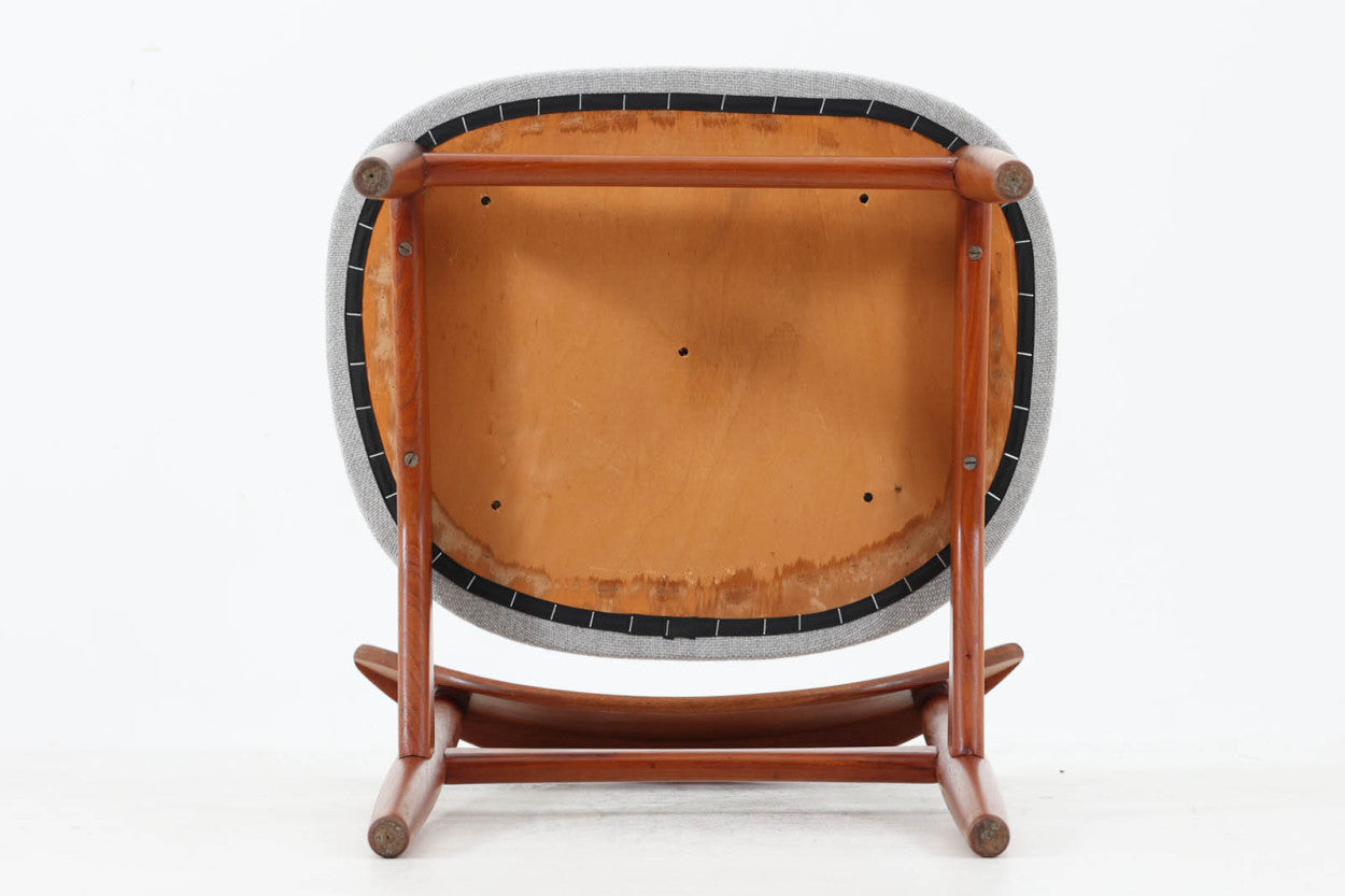 KurtOstervigによるチェアです。座面の位置が少し前、側幕板は後脚の少し下側へととりつけられており、座面が浮いた様なすっきりとした印象を受けます。良質なチーク材が使用されており、重厚な背板は座り心地も良く、現地デンマークでも見かける事が少ない希少な逸品です。