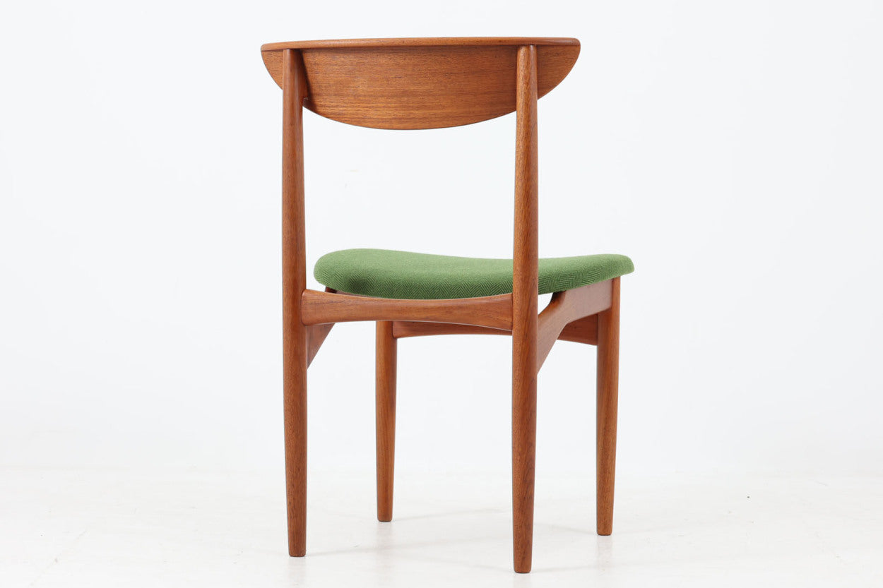 KurtOstervigによるチェアです。座面の位置が少し前、側幕板は後脚の少し下側へととりつけられており、座面が浮いた様なすっきりとした印象を受けます。良質なチーク材が使用されており、重厚な背板は座り心地も良く、現地デンマークでも見かける事が少ない希少な逸品です。