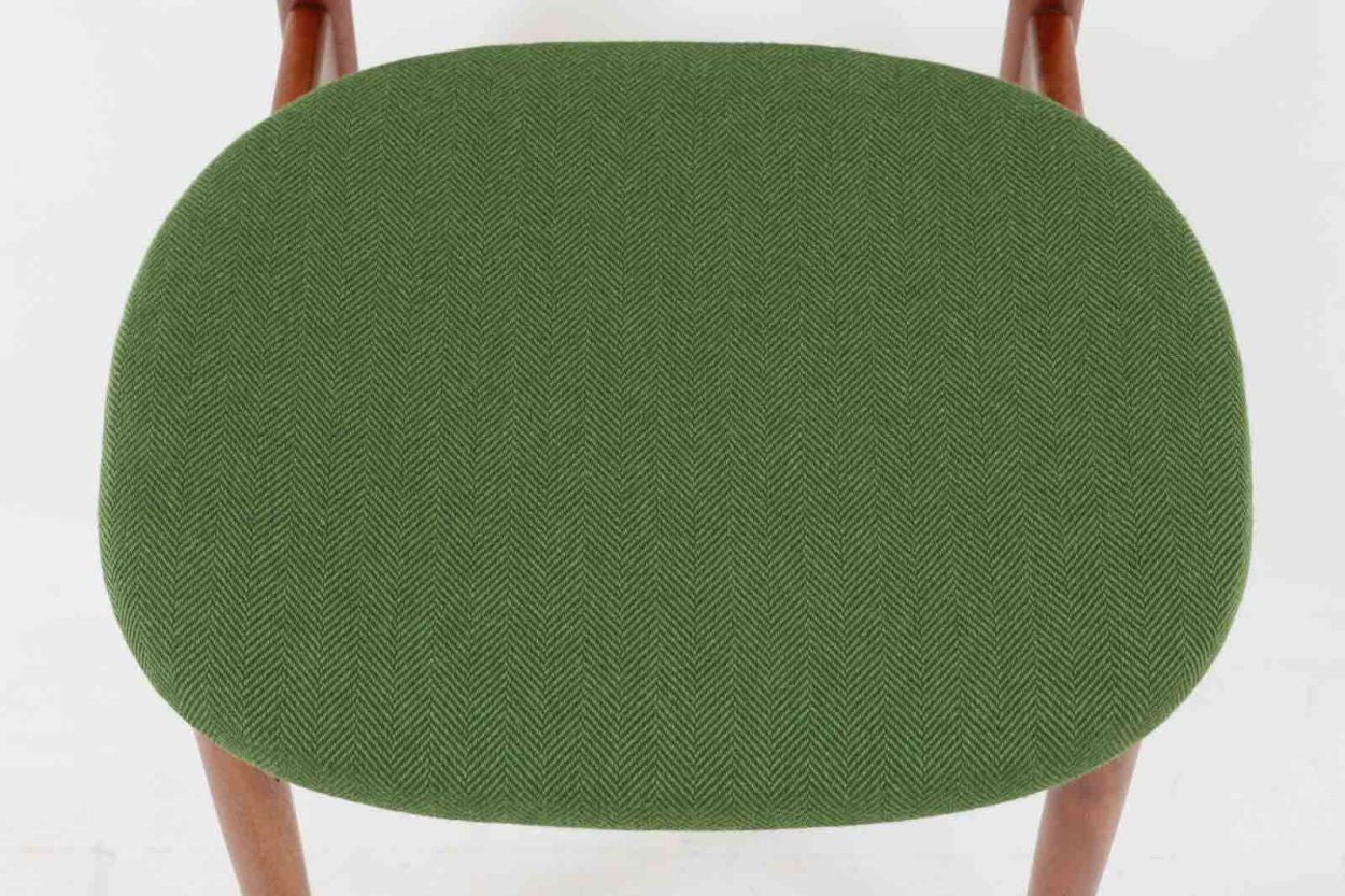 KurtOstervigによるチェアです。座面の位置が少し前、側幕板は後脚の少し下側へととりつけられており、座面が浮いた様なすっきりとした印象を受けます。良質なチーク材が使用されており、重厚な背板は座り心地も良く、現地デンマークでも見かける事が少ない希少な逸品です。