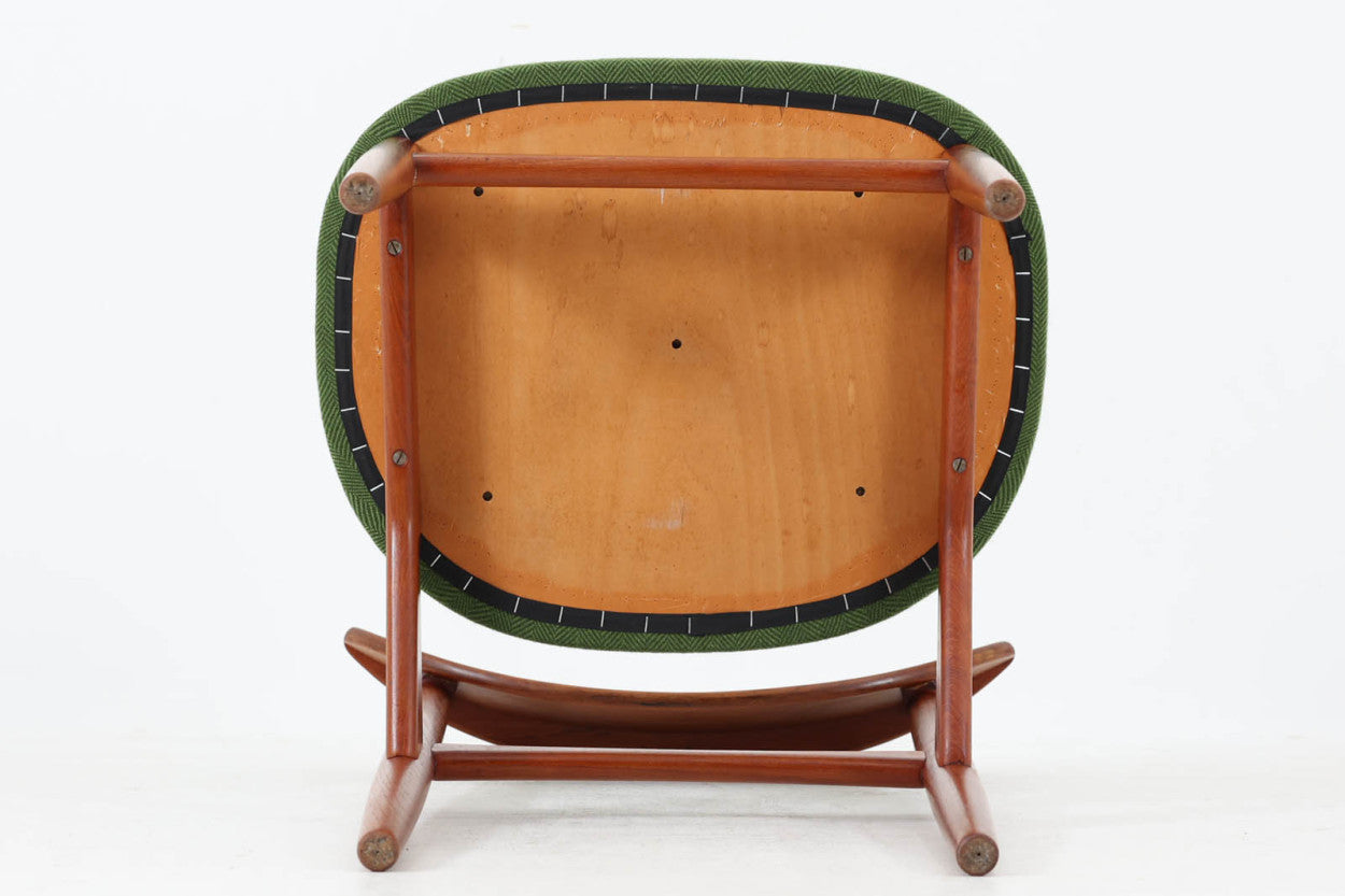 KurtOstervigによるチェアです。座面の位置が少し前、側幕板は後脚の少し下側へととりつけられており、座面が浮いた様なすっきりとした印象を受けます。良質なチーク材が使用されており、重厚な背板は座り心地も良く、現地デンマークでも見かける事が少ない希少な逸品です。