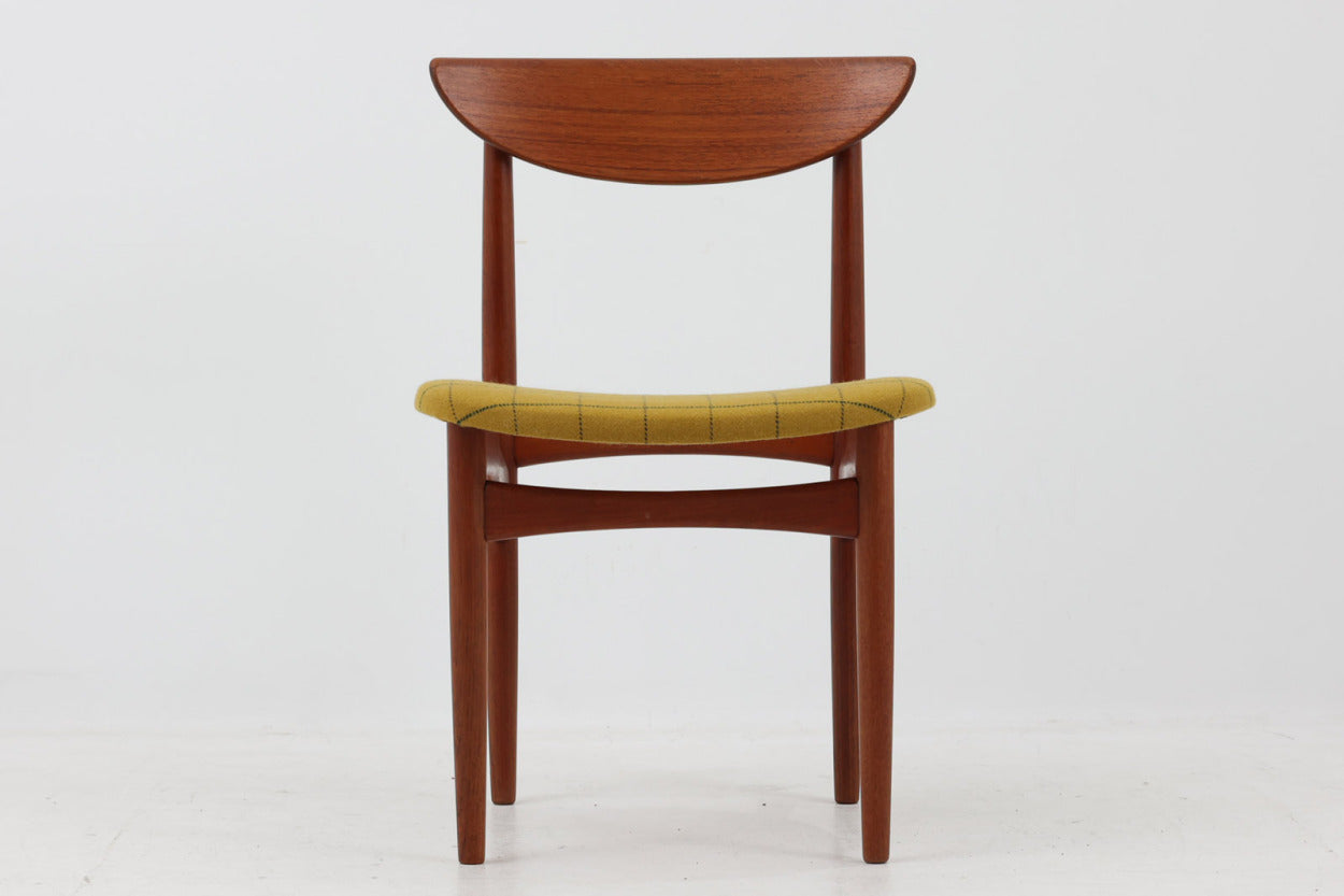 KurtOstervigによるチェアです。座面の位置が少し前、側幕板は後脚の少し下側へととりつけられており、座面が浮いた様なすっきりとした印象を受けます。良質なチーク材が使用されており、重厚な背板は座り心地も良く、現地デンマークでも見かける事が少ない希少な逸品です。