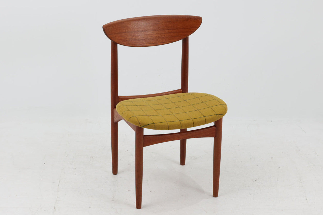 KurtOstervigによるチェアです。座面の位置が少し前、側幕板は後脚の少し下側へととりつけられており、座面が浮いた様なすっきりとした印象を受けます。良質なチーク材が使用されており、重厚な背板は座り心地も良く、現地デンマークでも見かける事が少ない希少な逸品です。