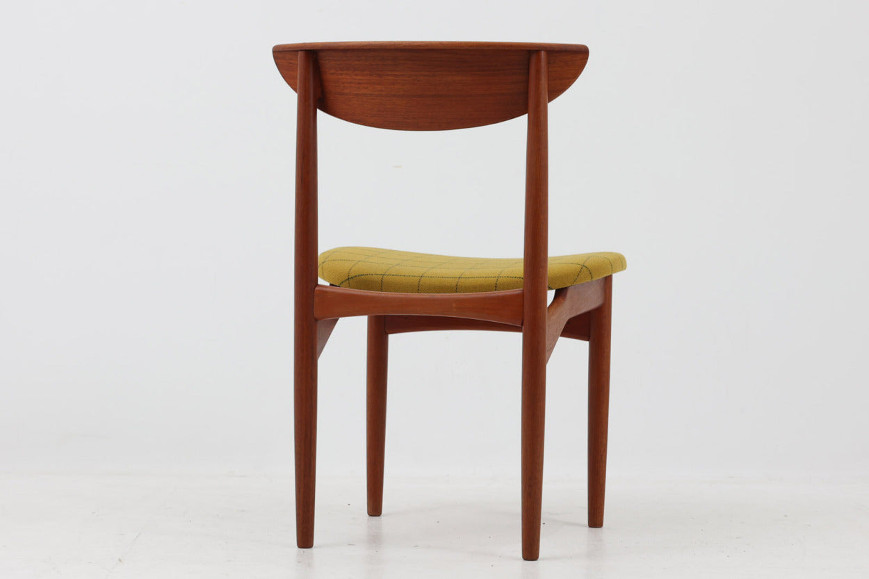 KurtOstervigによるチェアです。座面の位置が少し前、側幕板は後脚の少し下側へととりつけられており、座面が浮いた様なすっきりとした印象を受けます。良質なチーク材が使用されており、重厚な背板は座り心地も良く、現地デンマークでも見かける事が少ない希少な逸品です。