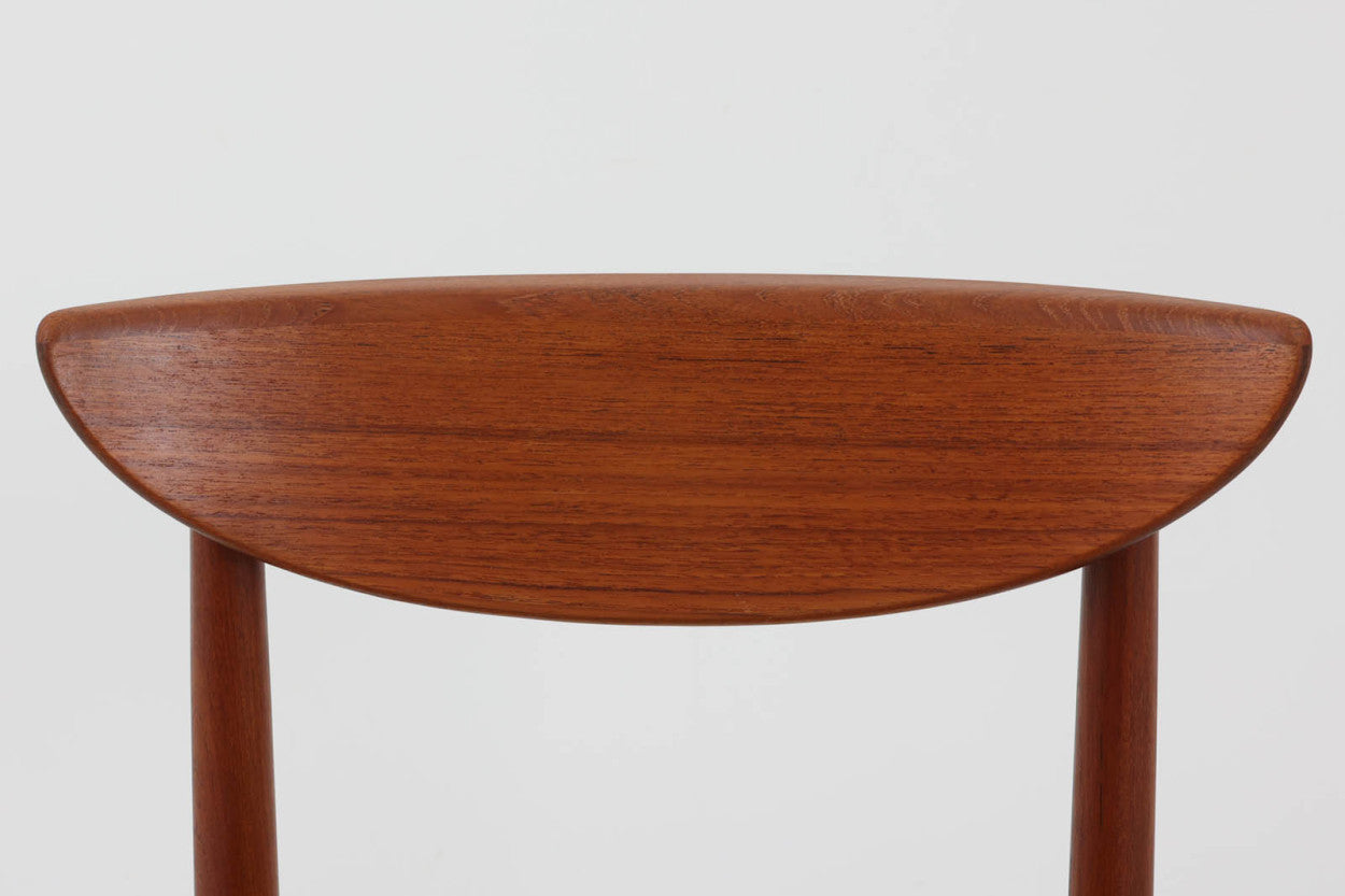 KurtOstervigによるチェアです。座面の位置が少し前、側幕板は後脚の少し下側へととりつけられており、座面が浮いた様なすっきりとした印象を受けます。良質なチーク材が使用されており、重厚な背板は座り心地も良く、現地デンマークでも見かける事が少ない希少な逸品です。