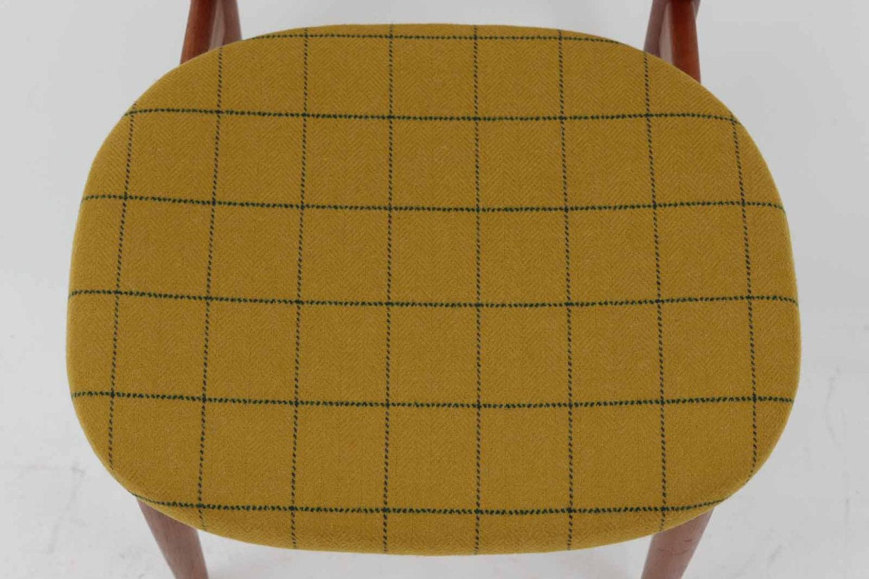 KurtOstervigによるチェアです。座面の位置が少し前、側幕板は後脚の少し下側へととりつけられており、座面が浮いた様なすっきりとした印象を受けます。良質なチーク材が使用されており、重厚な背板は座り心地も良く、現地デンマークでも見かける事が少ない希少な逸品です。